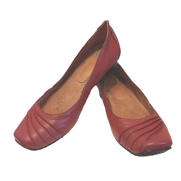 Yuu women's Franca slip on low heel wedge casual loafer red shoes size 7.5M - Picture 1 of 10